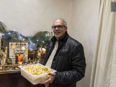 Emanuele poi afferra un cesto colmo di cartellate ancora da friggere: stavolta sono abbastanza minute. �Mia moglie ne cucina cos� tante che alla fine si � convinta di farle anche su richiesta�, afferma sorridendo il signore